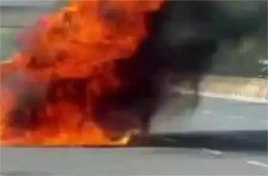 Punjab : चलती कार में लगी आग, स्कूल जा रही अध्यापिका बाल-बाल बची Punjab : चलती कार में लगी आग, स्कूल जा रही अध्यापिका बाल-बाल बची