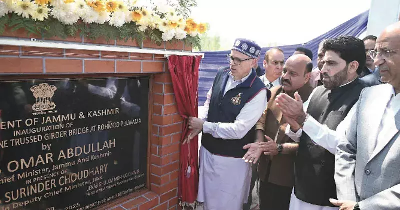 सीएम उमर ने पुलवामा में रोहमू पुल का किया उद्घाटन सीएम उमर ने पुलवामा में रोहमू पुल का किया उद्घाटन