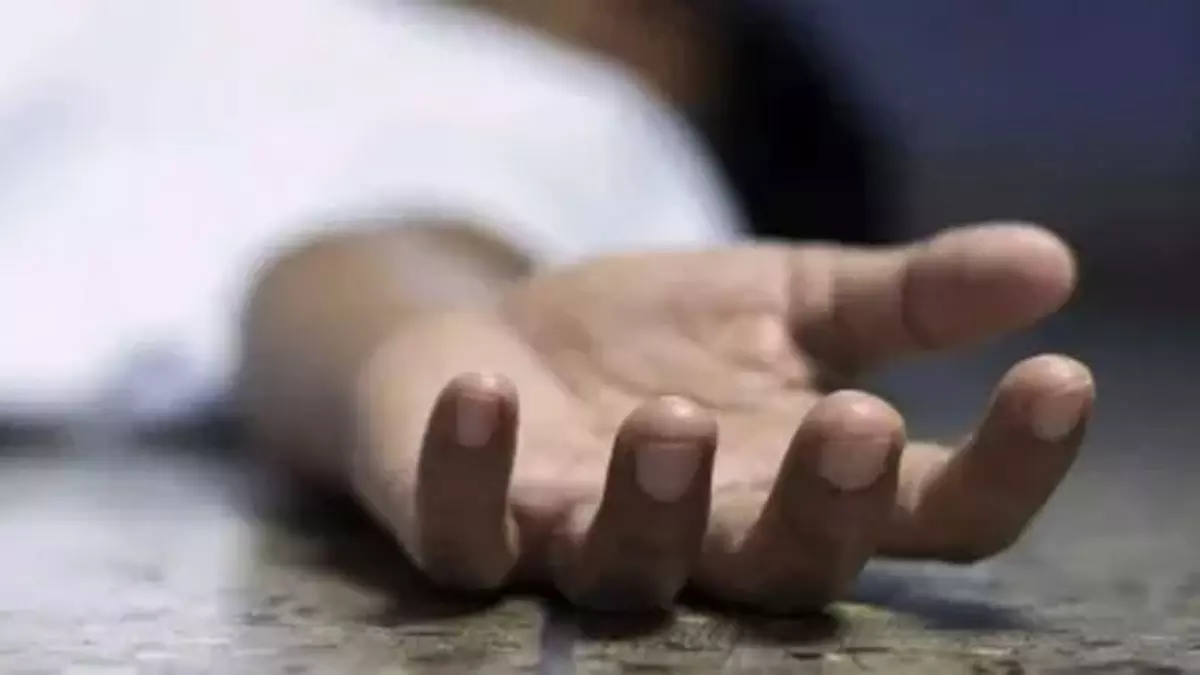 थाने से लौटी महिला ने किया सुसाइड, मायके वालों ने लगाया हत्या का आरोप थाने से लौटी महिला ने किया सुसाइड, मायके वालों ने लगाया हत्या का आरोप