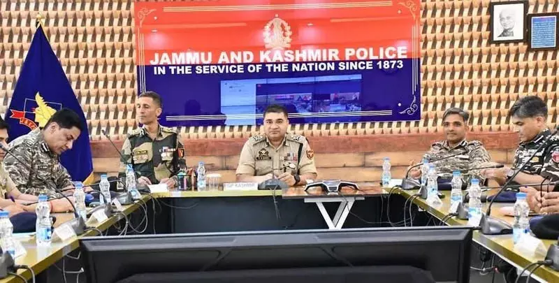 IGP कश्मीर ने आगामी कार्यक्रमों से पहले सुरक्षा तैयारियों की समीक्षा की IGP कश्मीर ने आगामी कार्यक्रमों से पहले सुरक्षा तैयारियों की समीक्षा की