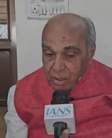 मुर्शिदाबाद में हिंसा कर रहे दंगाइयों को ममता सरकार का संरक्षण : जगदंबिका पाल मुर्शिदाबाद में हिंसा कर रहे दंगाइयों को ममता सरकार का संरक्षण : जगदंबिका पाल