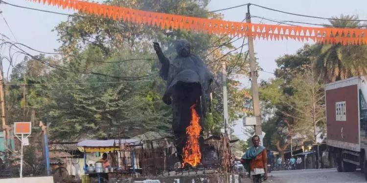 Patnagarh में बीजू पटनायक की प्रतिमा जलाई गई, जांच शुरू Patnagarh में बीजू पटनायक की प्रतिमा जलाई गई, जांच शुरू