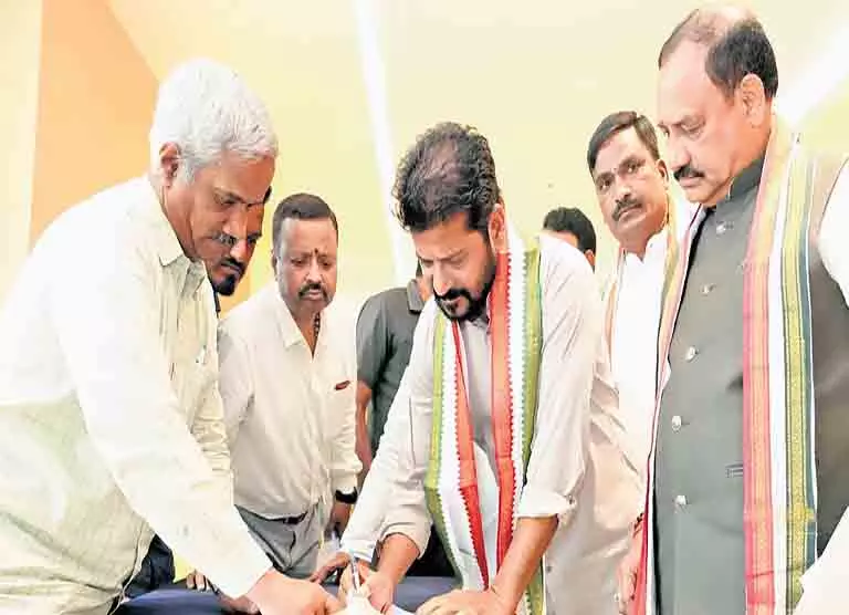 सीएम रेवंत ने विधायकों से कहा- मंत्रिमंडल विस्तार की बात निरर्थक, AICC का फैसला अंतिम सीएम रेवंत ने विधायकों से कहा- मंत्रिमंडल विस्तार की बात निरर्थक, AICC का फैसला अंतिम