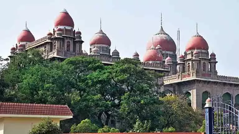 Telangana HC ने बिल्डिंग परमिट रद्द करने पर करीमनगर कमिश्नर को फटकार लगाई Telangana HC ने बिल्डिंग परमिट रद्द करने पर करीमनगर कमिश्नर को फटकार लगाई