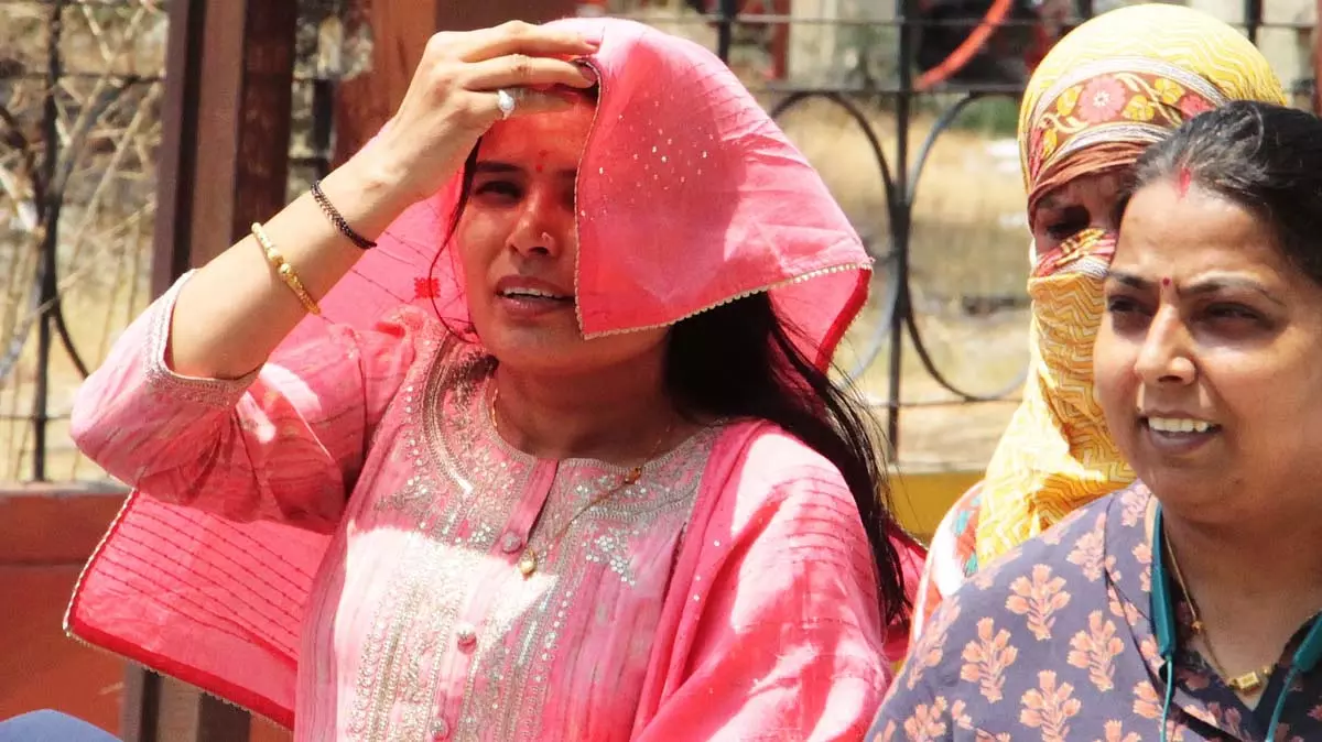 इंदौर और उज्जैन में पारा 40 डिग्री सेल्सियस के पार अन्य स्थानों पर लू का प्रकोप तेज होगा इंदौर और उज्जैन में पारा 40 डिग्री सेल्सियस के पार अन्य स्थानों पर लू का प्रकोप तेज होगा
