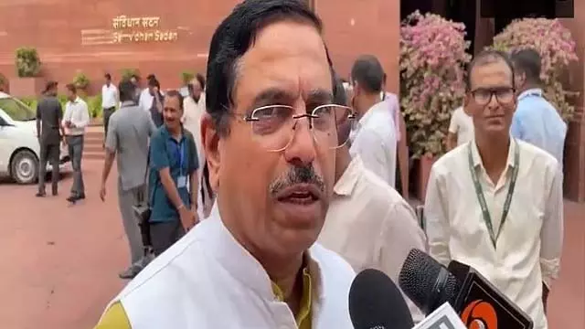 वक्फ संशोधन अधिनियम वक्फ संपत्ति की सुरक्षा के लिए बनाया गया: Prahlad Joshi वक्फ संशोधन अधिनियम वक्फ संपत्ति की सुरक्षा के लिए बनाया गया: Prahlad Joshi
