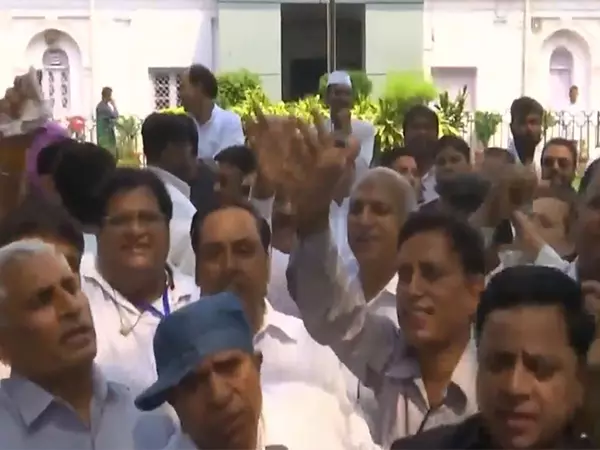 Congress कार्यकर्ताओं ने केंद्र सरकार के खिलाफ किया प्रदर्शन Congress कार्यकर्ताओं ने केंद्र सरकार के खिलाफ किया प्रदर्शन