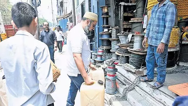 जल संकट: शिकायतों के बावजूद अधिकारी कर रहे लापरवाही, SJP रोड व्यापारियों ने BWSSB पर लगाया आरोप जल संकट: शिकायतों के बावजूद अधिकारी कर रहे लापरवाही, SJP रोड व्यापारियों ने BWSSB पर लगाया आरोप