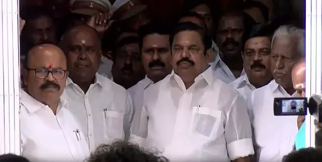 मंत्रियों के खिलाफ प्रस्ताव का विरोध: AIADMK का हंगामा मंत्रियों के खिलाफ प्रस्ताव का विरोध: AIADMK का हंगामा