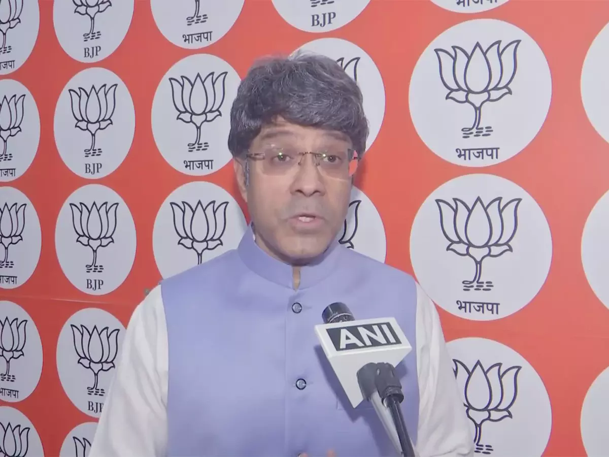 BJP के सीआर केसवन ने नेशनल हेराल्ड मामले में राहुल और सोनिया गांधी की आलोचना की BJP के सीआर केसवन ने नेशनल हेराल्ड मामले में राहुल और सोनिया गांधी की आलोचना की