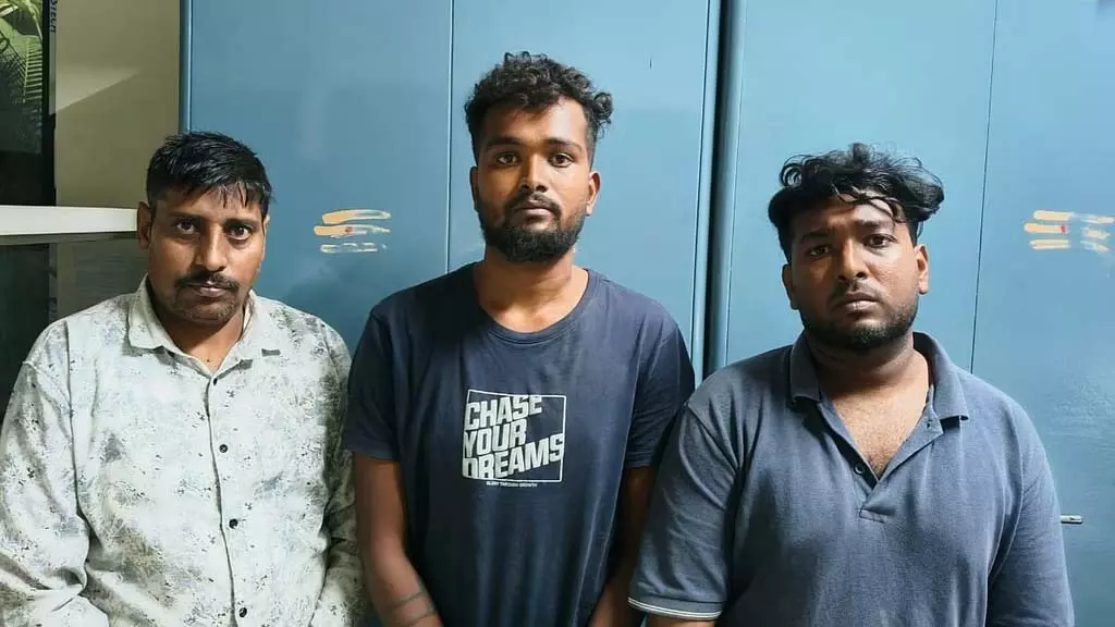 चाय की दुकान खोलने के लिए सोना चोरी: तीन आरोपी गिरफ्तार चाय की दुकान खोलने के लिए सोना चोरी: तीन आरोपी गिरफ्तार