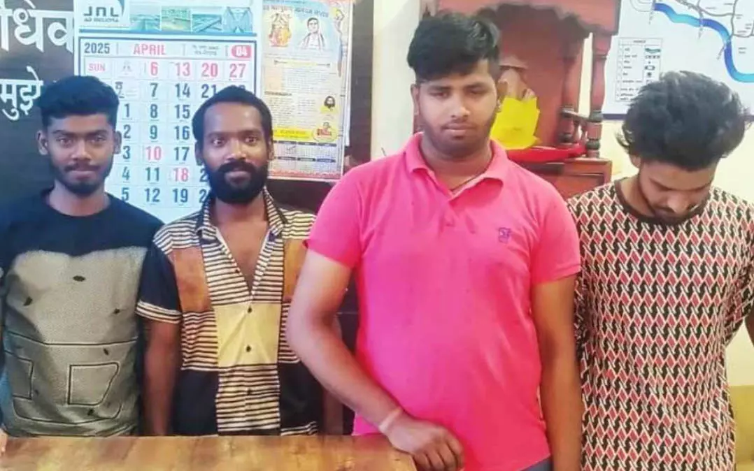 बीच सड़क बाइक खड़ी कर केक काटा, चार लड़के गिरफ्तार बीच सड़क बाइक खड़ी कर केक काटा, चार लड़के गिरफ्तार