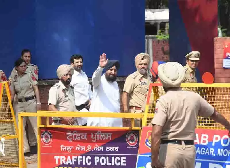 Mohali police ने ‘पंजाब में 50 बम’ के दावे पर बाजवा से 5 घंटे तक पूछताछ की Mohali police ने ‘पंजाब में 50 बम’ के दावे पर बाजवा से 5 घंटे तक पूछताछ की