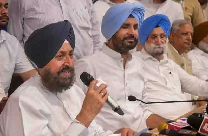 हमारे बच्चे अपनी ज़मीन बेचकर विदेश जा रहे, कई नशे के आदी हो गए: Pratap Bajwa हमारे बच्चे अपनी ज़मीन बेचकर विदेश जा रहे, कई नशे के आदी हो गए: Pratap Bajwa