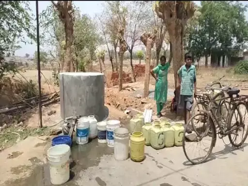 नगर पालिका इलाके में जलसंकट, पार्षद कार्यालय के बाहर लोगों का प्रदर्शन नगर पालिका इलाके में जलसंकट, पार्षद कार्यालय के बाहर लोगों का प्रदर्शन