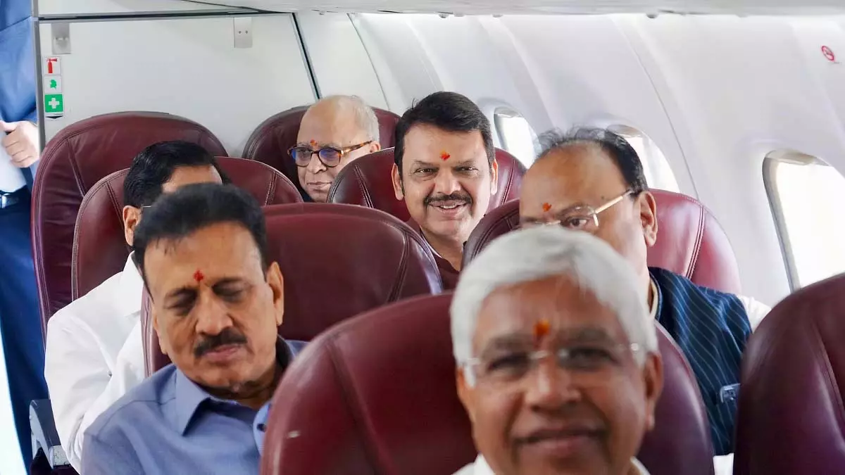 मुंबई से अमरावती हवाई अड्डे के लिए पहली व्यावसायिक उड़ान CM के साथ रवाना हुई मुंबई से अमरावती हवाई अड्डे के लिए पहली व्यावसायिक उड़ान CM के साथ रवाना हुई
