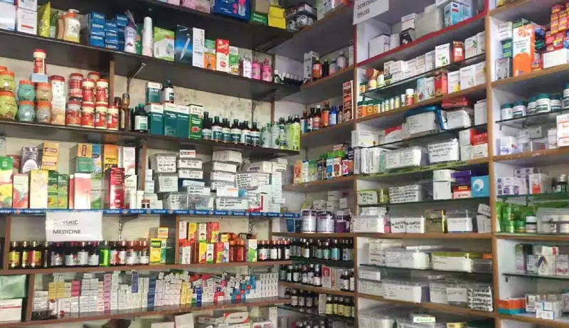 चार मेडिकल स्टोरों पर छापे, नकली दवा की आंशका के चलते दबिश चार मेडिकल स्टोरों पर छापे, नकली दवा की आंशका के चलते दबिश