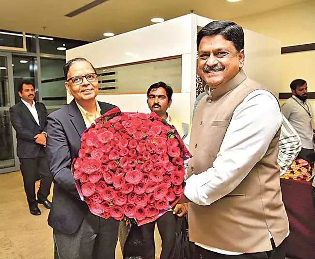 विजयवाड़ा अंतर्राष्ट्रीय हवाई अड्डे पर 16 वें वित्त आयोग के अध्यक्ष डॉ अरविंद पनागारी का स्वागत किया विजयवाड़ा अंतर्राष्ट्रीय हवाई अड्डे पर 16 वें वित्त आयोग के अध्यक्ष डॉ अरविंद पनागारी का स्वागत किया