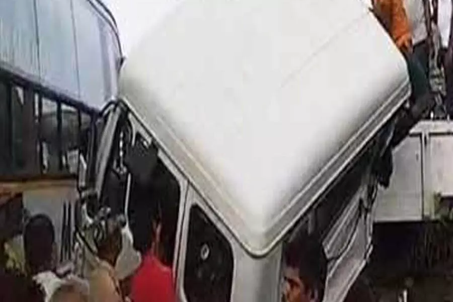 बस-ट्रक की टक्कर , 40 से ज़्यादा लोग घायल बस-ट्रक की टक्कर , 40 से ज़्यादा लोग घायल