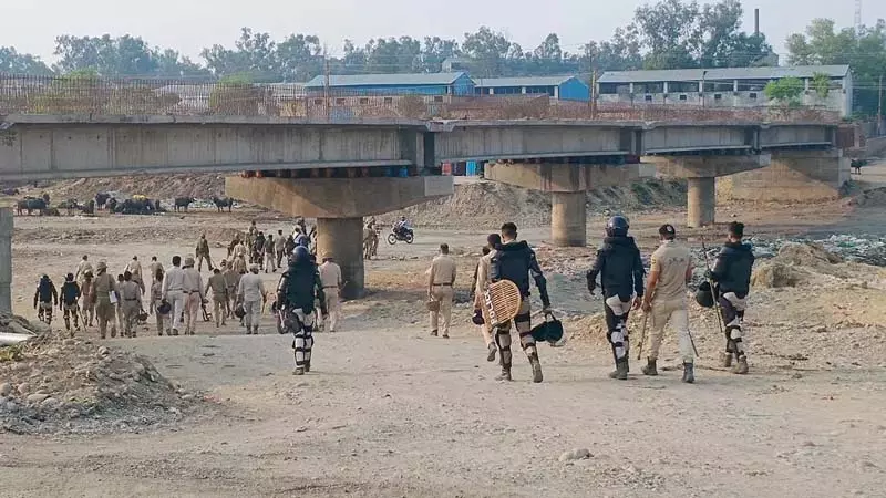 J-K पुलिस ने पुलिस पार्टी पर हमले के कुछ दिनों बाद बलोदे खाद गुज्जर बस्ती में छापेमारी की J-K पुलिस ने पुलिस पार्टी पर हमले के कुछ दिनों बाद बलोदे खाद गुज्जर बस्ती में छापेमारी की