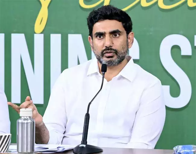छात्रों को बधाई और सम्मानित करने के लिए एक अभिनव कार्यक्रम का आयोजन किया : मंत्री नारा छात्रों को बधाई और सम्मानित करने के लिए एक अभिनव कार्यक्रम का आयोजन किया : मंत्री नारा