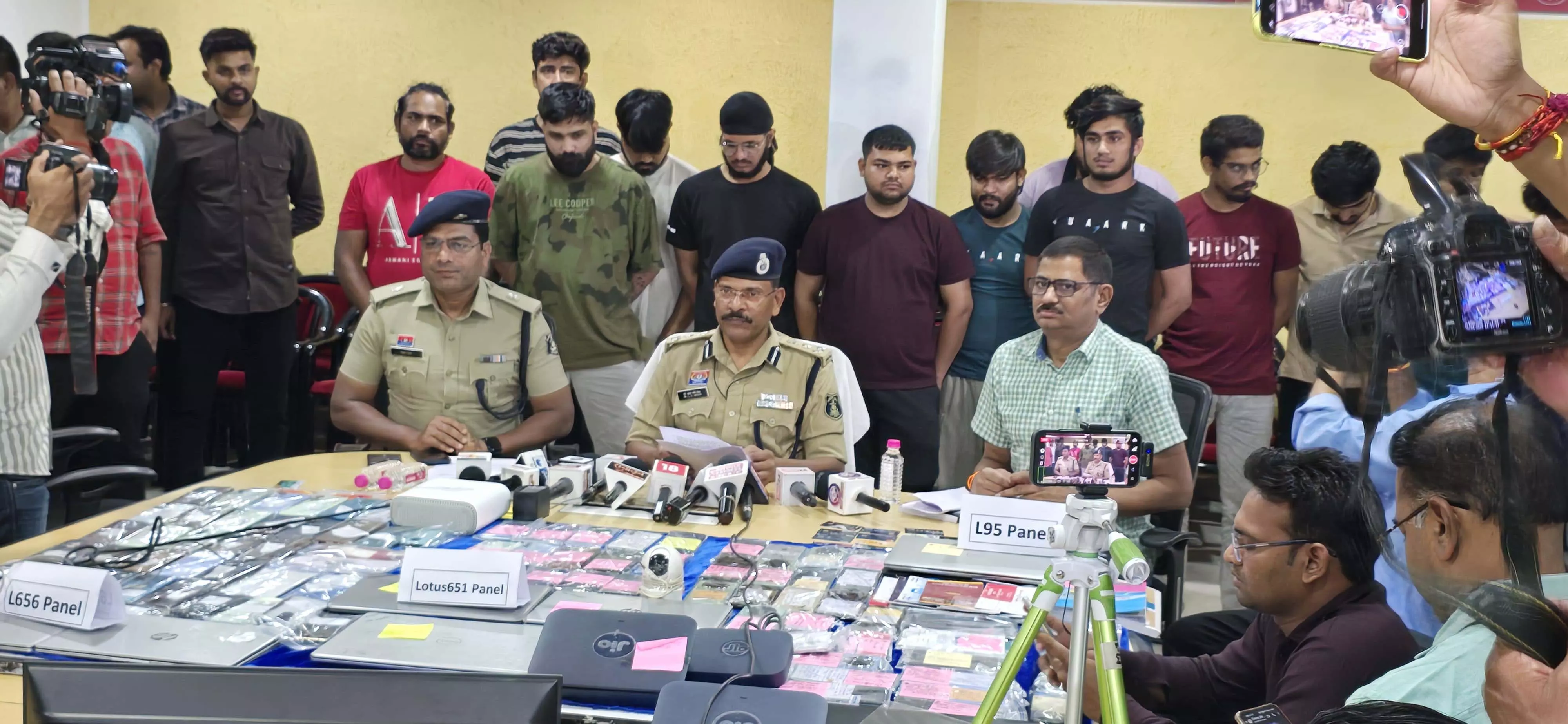 14 सटोरिए गिरफ्तार, 1500 से अधिक बैंक खाते फ्रीज 14 सटोरिए गिरफ्तार, 1500 से अधिक बैंक खाते फ्रीज