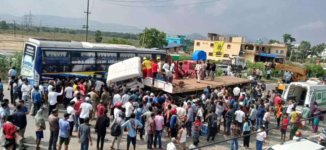 Odisha : बालासोर में ट्रक ने कोलकाता जा रही बस को टक्कर मारी, 40 लोग घायल Odisha : बालासोर में ट्रक ने कोलकाता जा रही बस को टक्कर मारी, 40 लोग घायल
