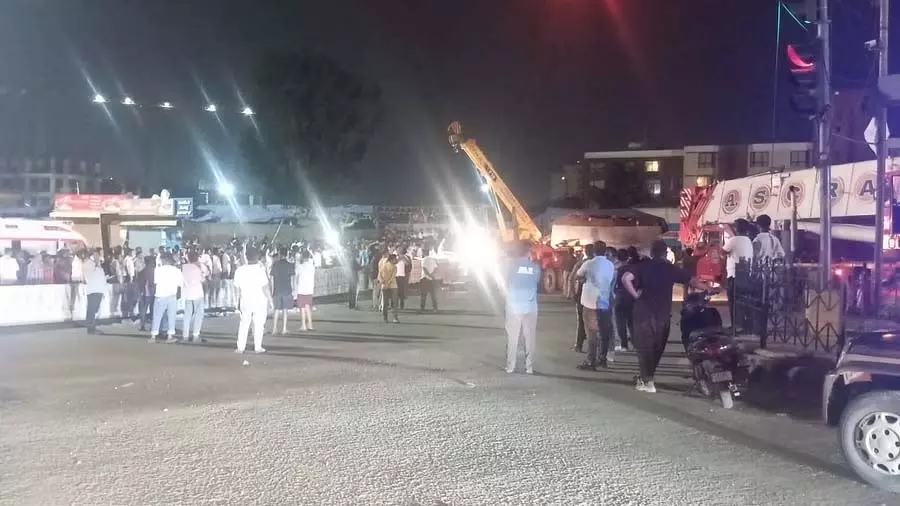 Bengaluru में मेट्रो वायडक्ट वाहन पर गिरने से ऑटोरिक्शा चालक की मौत Bengaluru में मेट्रो वायडक्ट वाहन पर गिरने से ऑटोरिक्शा चालक की मौत