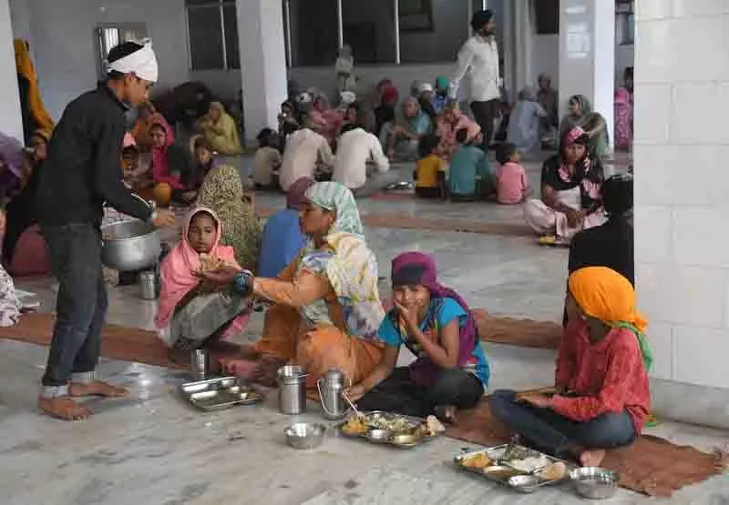 Mohali ग्राम पंचायत ने प्रवासियों से कहा, पुलिस सत्यापन कराएं या घर छोड़ दें Mohali ग्राम पंचायत ने प्रवासियों से कहा, पुलिस सत्यापन कराएं या घर छोड़ दें
