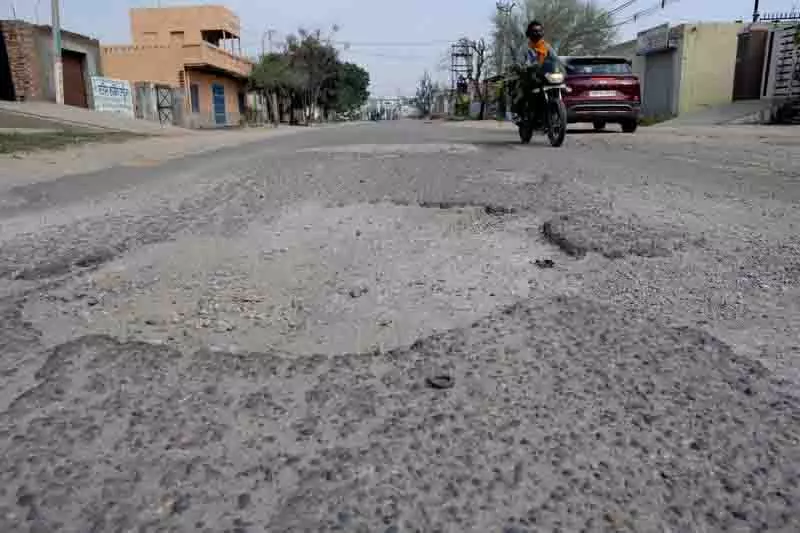 मानसून से पहले Panchkula की तैयारी के तहत सड़कों की मरम्मत पर ध्यान मानसून से पहले Panchkula की तैयारी के तहत सड़कों की मरम्मत पर ध्यान