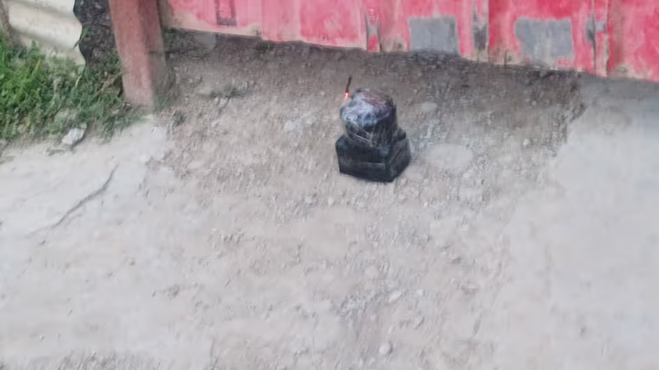 Manipur : खेरगाव में एक घर के बाहर संदिग्ध विस्फोटक उपकरण मिला Manipur : खेरगाव में एक घर के बाहर संदिग्ध विस्फोटक उपकरण मिला