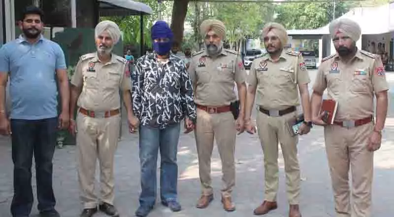 लुटेरे ने SHO की बंदूक छीनी, पुलिस हिरासत से भागने की कोशिश की लुटेरे ने SHO की बंदूक छीनी, पुलिस हिरासत से भागने की कोशिश की