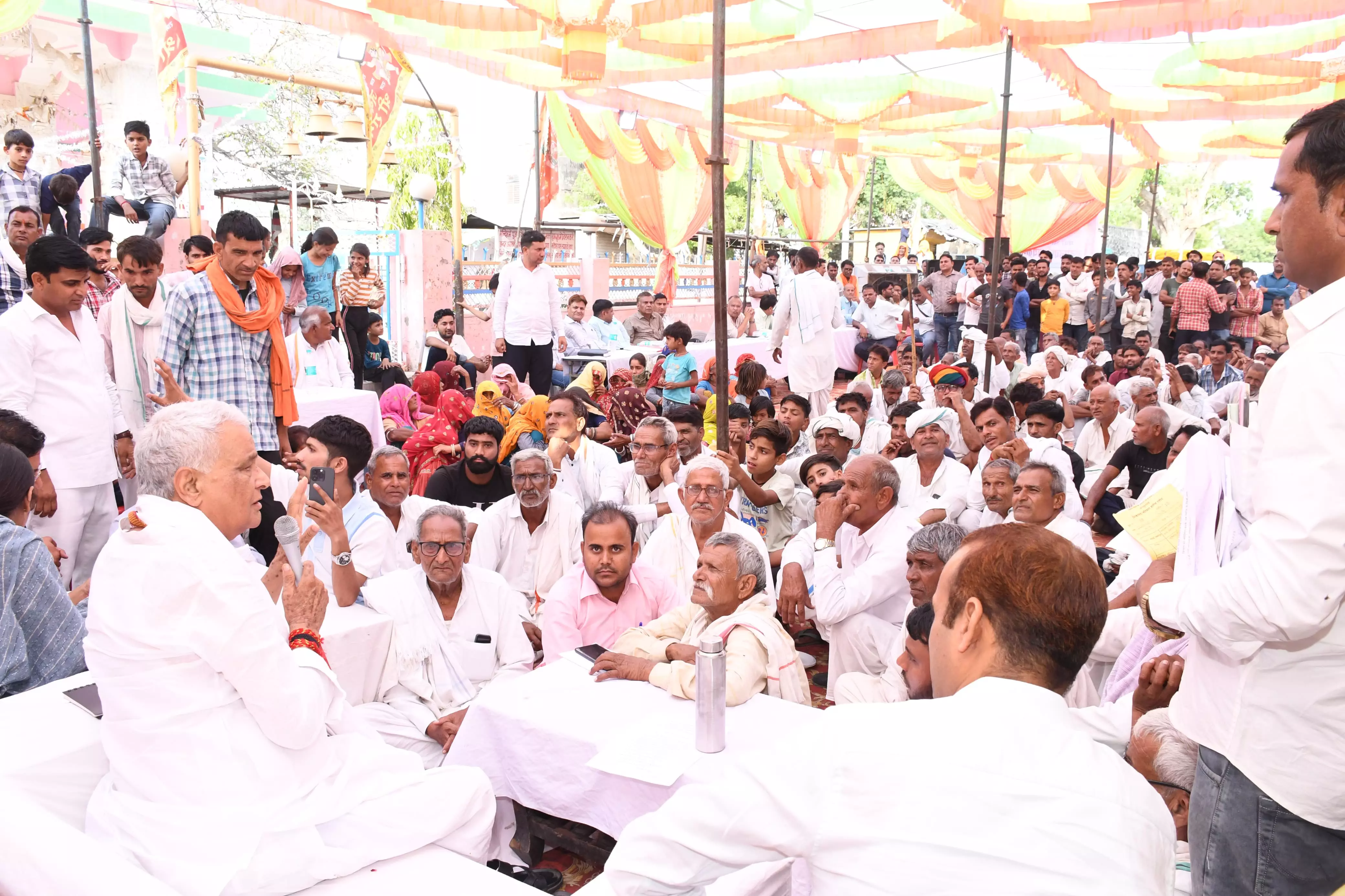 Jaipur: उलियाना एवं चकेरी गांवों में की जनसुनवाई Jaipur: उलियाना एवं चकेरी गांवों में की जनसुनवाई