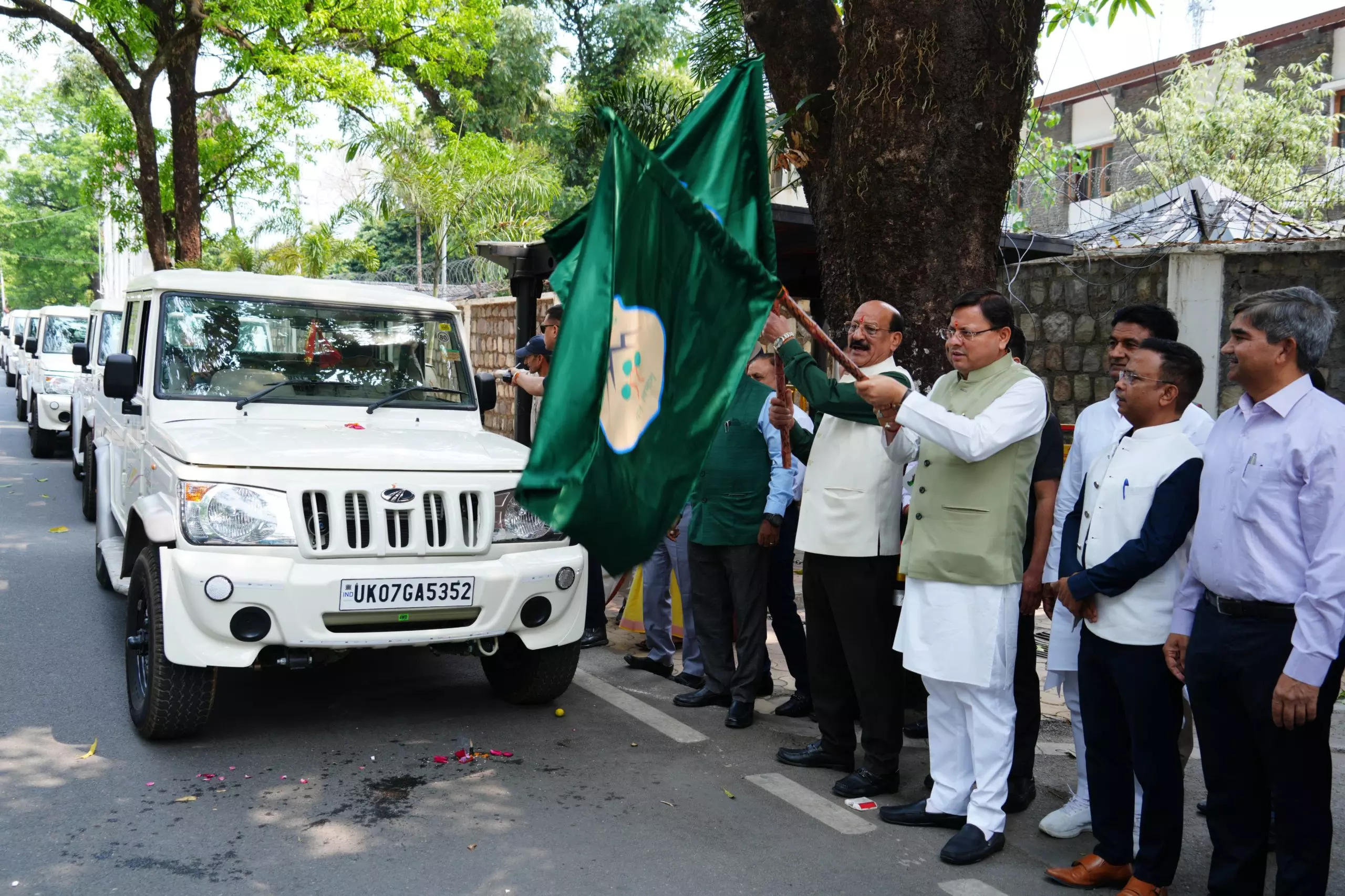 Dehradun: सीएम धामी ने दिखाई 23 बोलेरो वाहनों को हरी झंडी Dehradun: सीएम धामी ने दिखाई 23 बोलेरो वाहनों को हरी झंडी