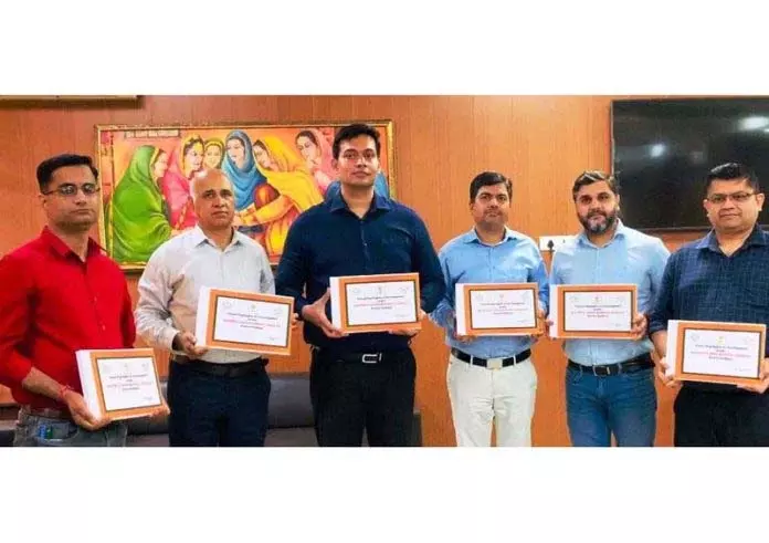 DC कठुआ ने ‘विकास के दृश्यात्मक मुख्य अंश’ पुस्तिका का विमोचन किया DC कठुआ ने ‘विकास के दृश्यात्मक मुख्य अंश’ पुस्तिका का विमोचन किया