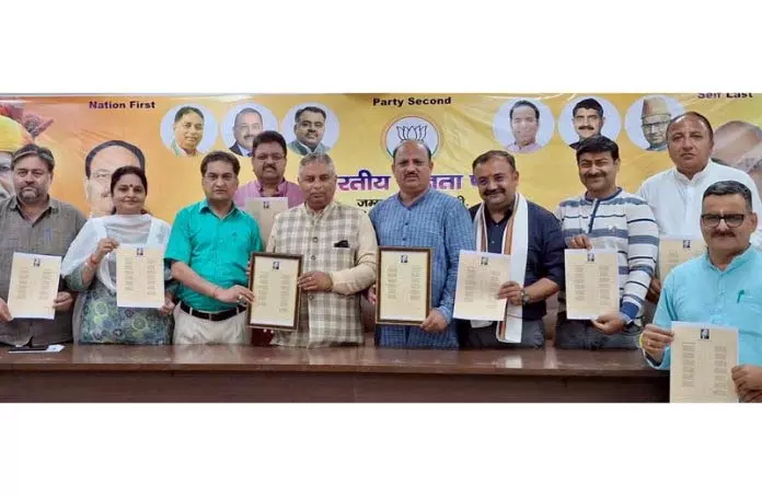 Sat Sharma ने डॉ. अंबेडकर पर बलबीर की कविताओं का विमोचन किया Sat Sharma ने डॉ. अंबेडकर पर बलबीर की कविताओं का विमोचन किया