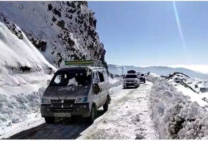 Jammu: तीन महीने बाद मुगल रोड पर एकतरफा यातायात शुरू Jammu: तीन महीने बाद मुगल रोड पर एकतरफा यातायात शुरू
