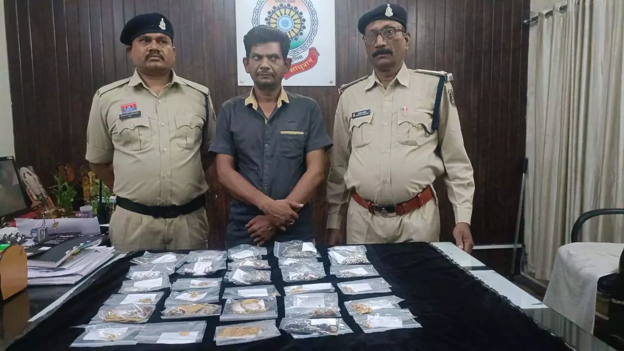 बड़ी चोरी का खुलासा- रिश्तेदार के बेटे ने ही दिया वारदात को अंजाम, लाखों के जेवरात बरामद बड़ी चोरी का खुलासा- रिश्तेदार के बेटे ने ही दिया वारदात को अंजाम, लाखों के जेवरात बरामद