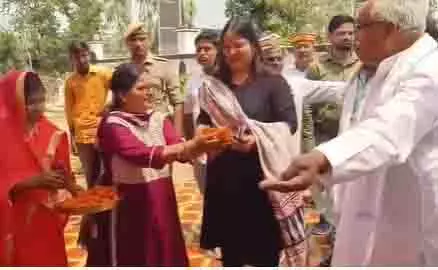 वजीरगंज के परसा महड़ौर में जिलाधिकारी ने किया पंचायत भवन और अन्नपूर्णा भवन का उद्घाटन वजीरगंज के परसा महड़ौर में जिलाधिकारी ने किया पंचायत भवन और अन्नपूर्णा भवन का उद्घाटन