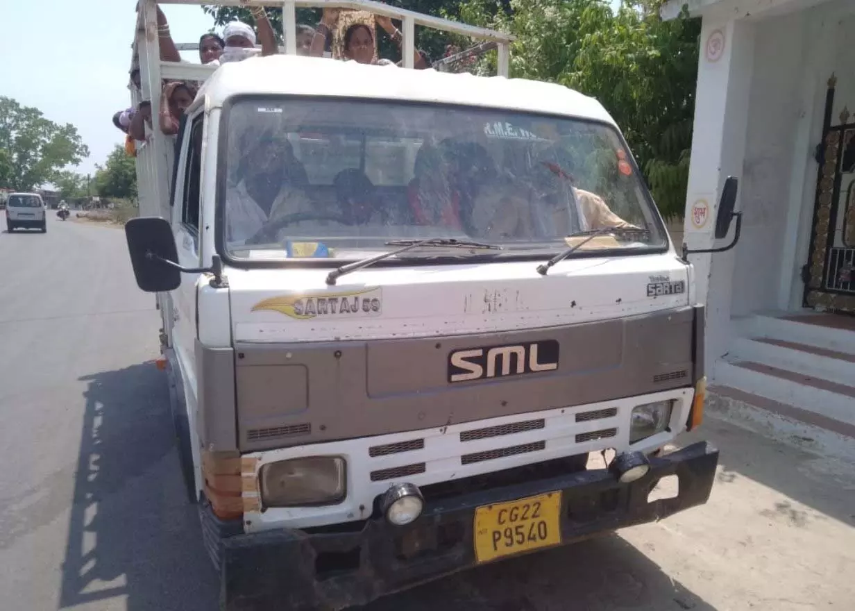 बलौदाबाजार में मालवाहक वाहनों से सवारी ढोने वालों पर सख्त कार्रवाई बलौदाबाजार में मालवाहक वाहनों से सवारी ढोने वालों पर सख्त कार्रवाई