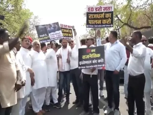 नेशनल हेराल्ड मामले में आरोपपत्र के विरोध में कांग्रेस ने राज्य ED कार्यालय तक निकाला पैदल मार्च नेशनल हेराल्ड मामले में आरोपपत्र के विरोध में कांग्रेस ने राज्य ED कार्यालय तक निकाला पैदल मार्च