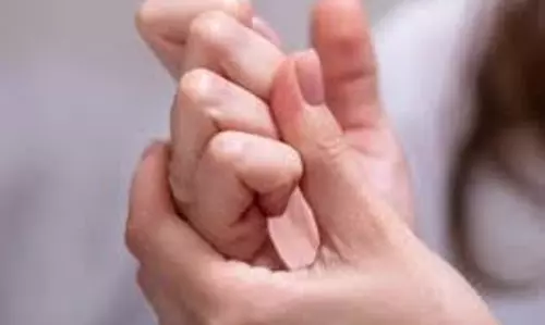 Yoga Tips: लैपटॉप पर काम करने से कलाइयों में होता है दर्द, तो करें ये योगासन Yoga Tips: लैपटॉप पर काम करने से कलाइयों में होता है दर्द, तो करें ये योगासन