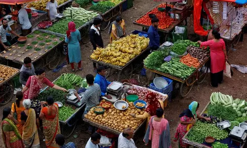 खाद्य कीमतों में गिरावट से मार्च में खुदरा मुद्रास्फीति 3.34% पर