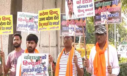 मुर्शिदाबाद हिंसा को लेकर सुदर्शन वाहिनी ने TMC कार्यालय के बाहर प्रदर्शन किया, बंगाल में राष्ट्रपति शासन की मांग की