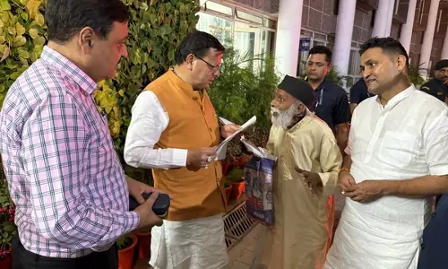Uttarakhand CM ने नागरिकों की चिंताओं को सुनने के लिए काफिला रोका
