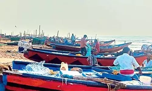 Odisha: समुद्र में ट्रॉलर से मछली पकड़ने पर प्रतिबंध लगा दिया