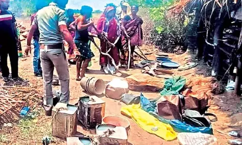 Odisha: शराब की दुकानों पर महिलाओं का हमला Odisha: शराब की दुकानों पर महिलाओं का हमला