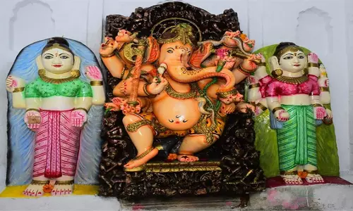 Riddhi-Siddhi के साथ विराजमान हैं गणपति, पहाड़ पर बना है ये गणेश मंदिर