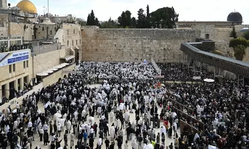 Israel : युद्ध के बीच पश्चिमी दीवार पर हजारों की संख्या में पुरोहित आशीर्वाद में शामिल हुए