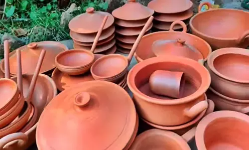 रसोई में मिट्टी के बर्तनों का इस्तेमाल, सेहत, स्वाद और परंपरा का अनमोल संगम